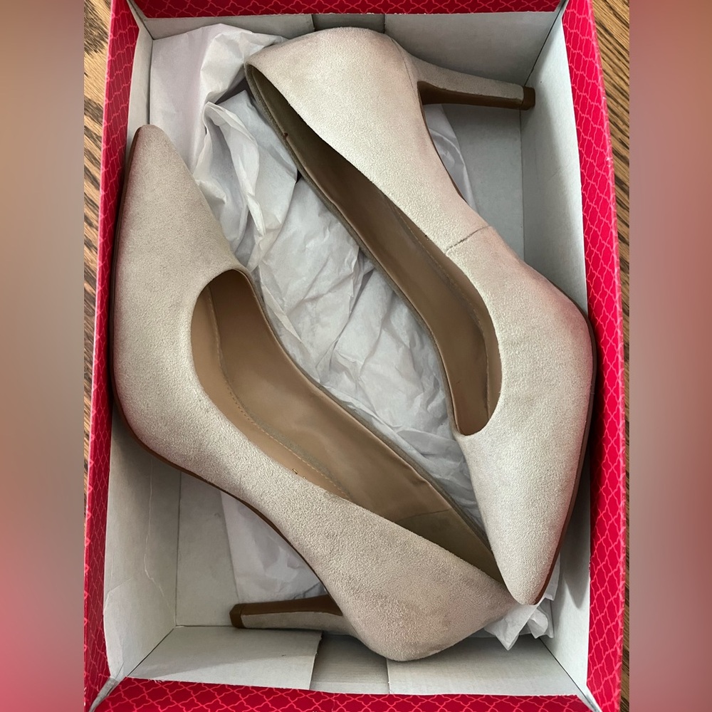 SIZE 7 KELLY & KATIE HEELS - TAUPE never worn